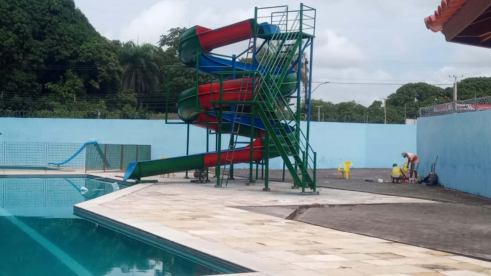 Outro ângulo da piscina com tobogã do clube ASALPI