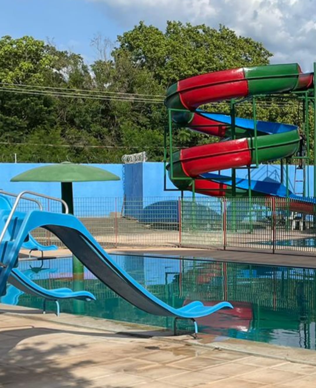 Piscina com tobogã e escorregador do clube ASALPI