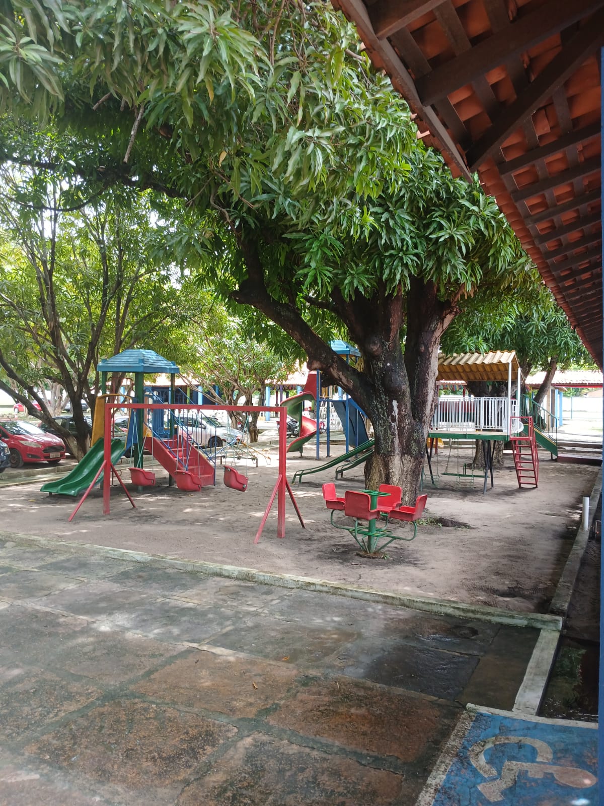 Área de brinquedos infantis e árvores do clube ASALPI