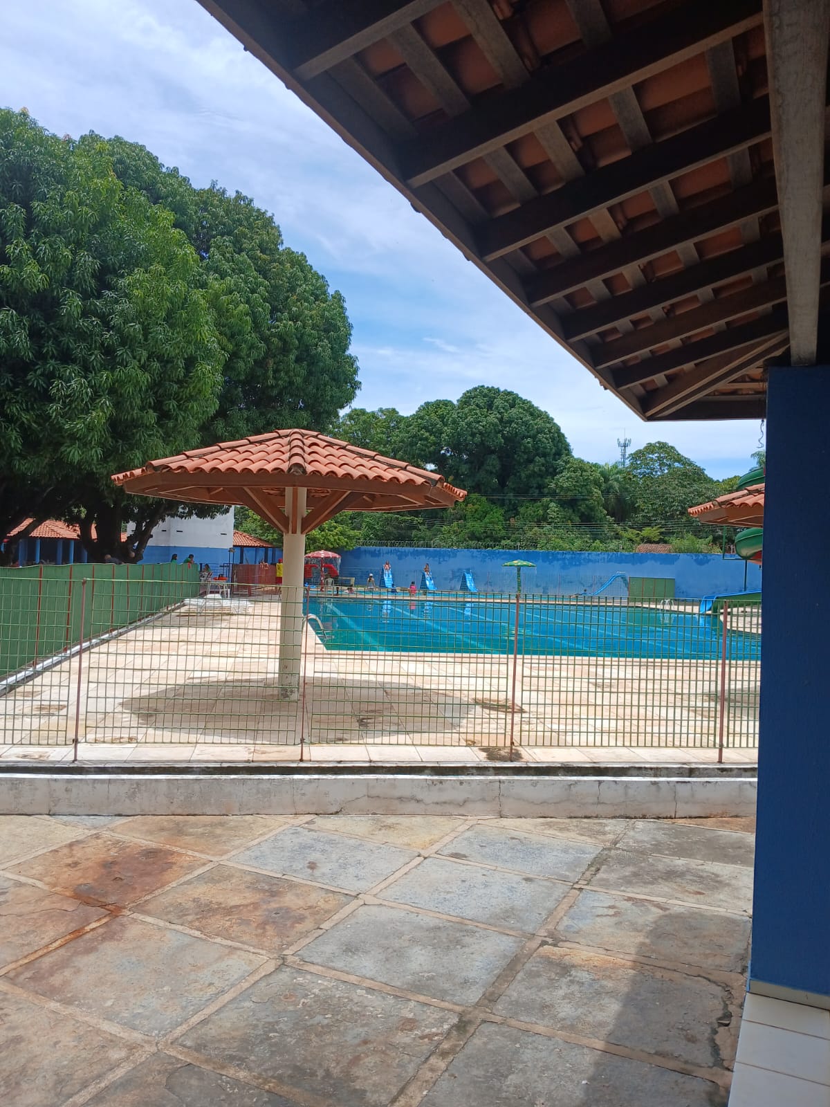 Vista panorâmica da piscina e tobogã do clube ASALPI