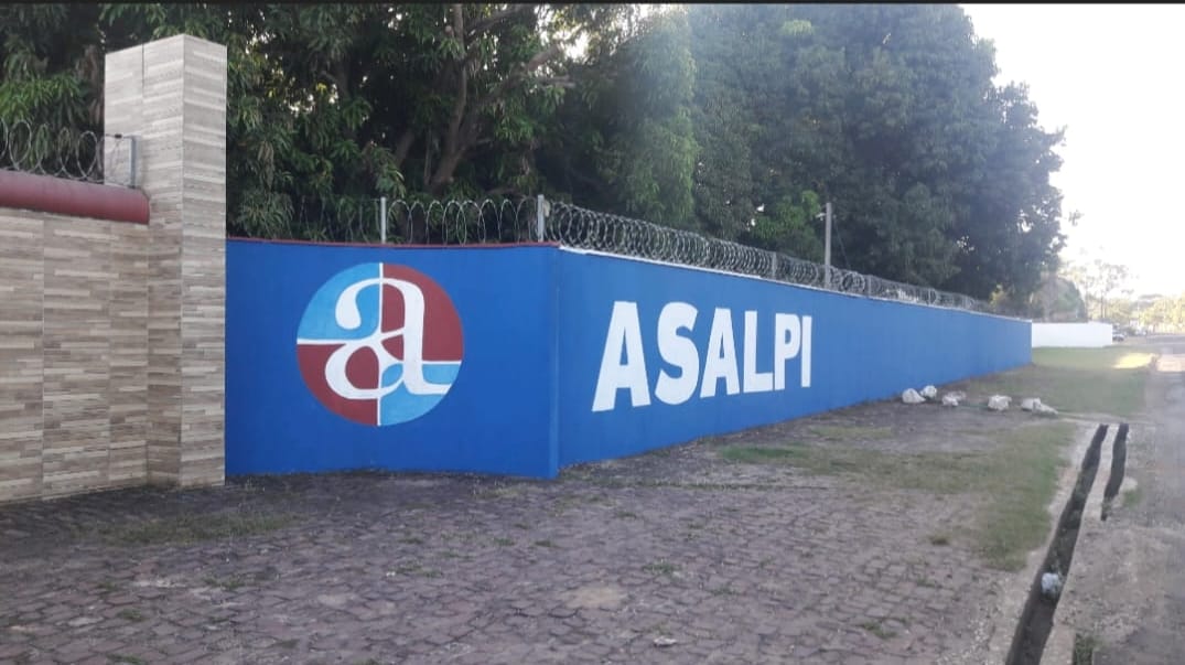 Muro da entrada principal do clube ASALPI