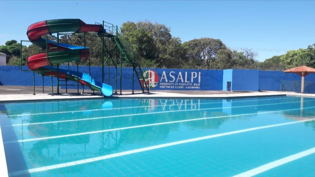 Piscina com tobogã do clube ASALPI