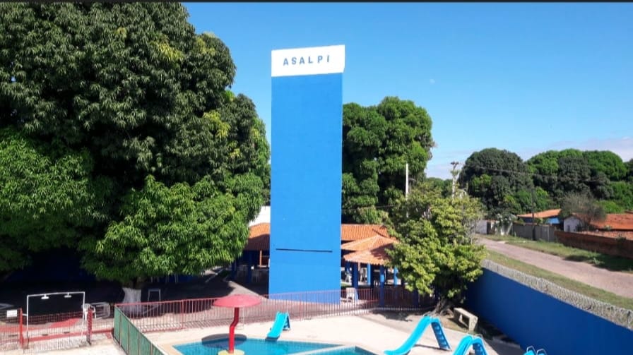 Vista aérea do clube ASALPI mostrando piscinas, árvores e brinquedos
