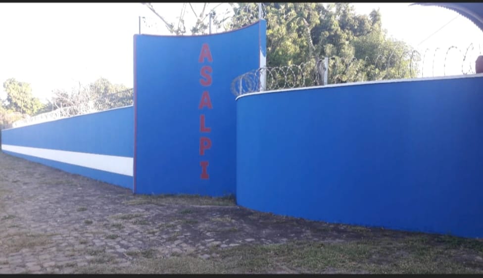 Muro de entrada lateral do clube ASALPI