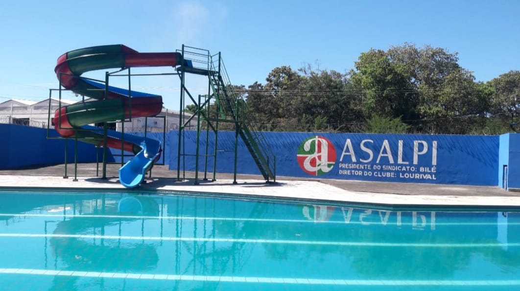 Vista frontal da piscina com tobogã do clube ASALPI