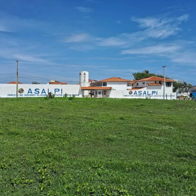 Campo verde e entrada principal da colônia da ASALPI
