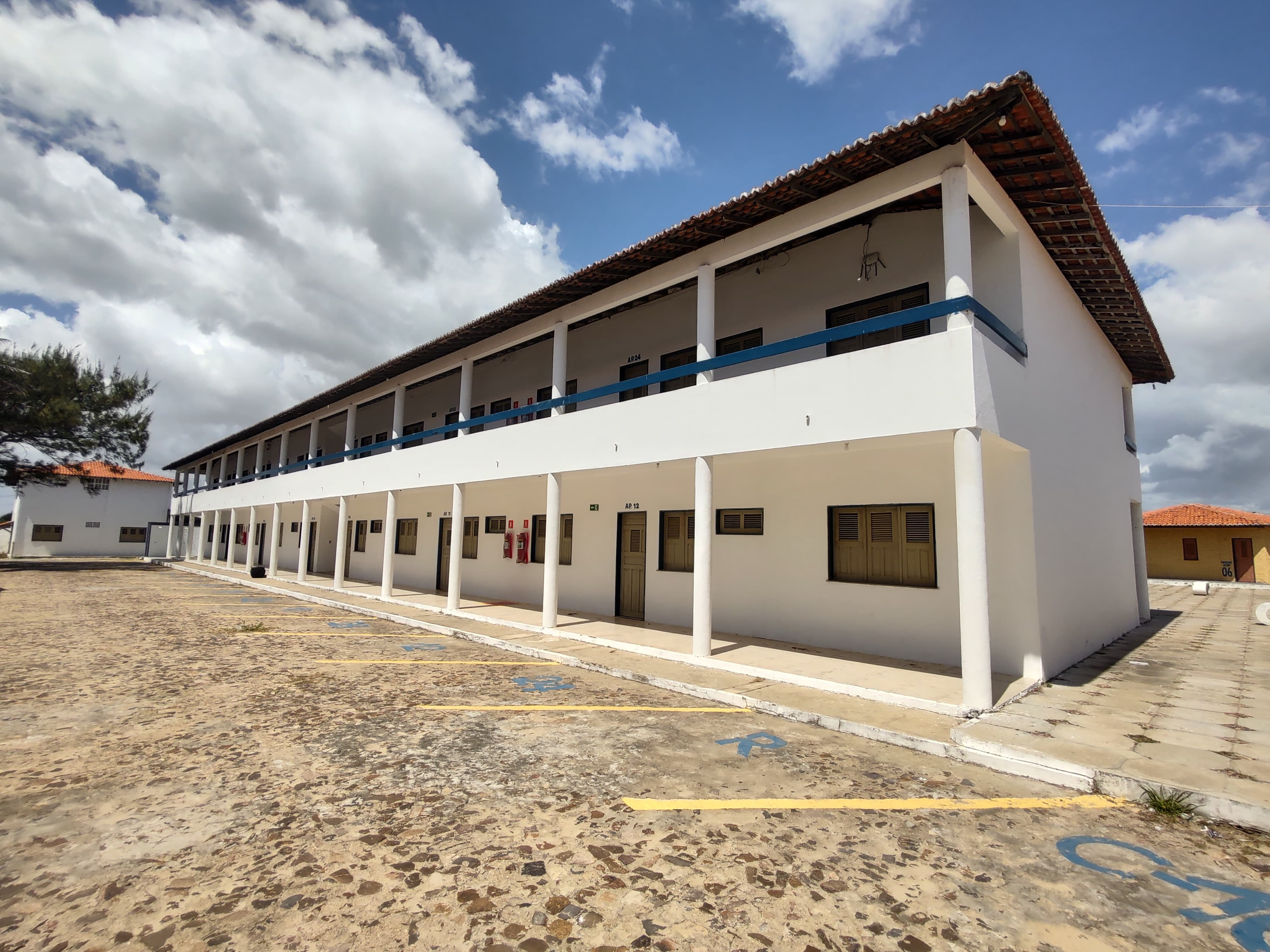 Alojamentos ao lado do pátio da colônia da ASALPI