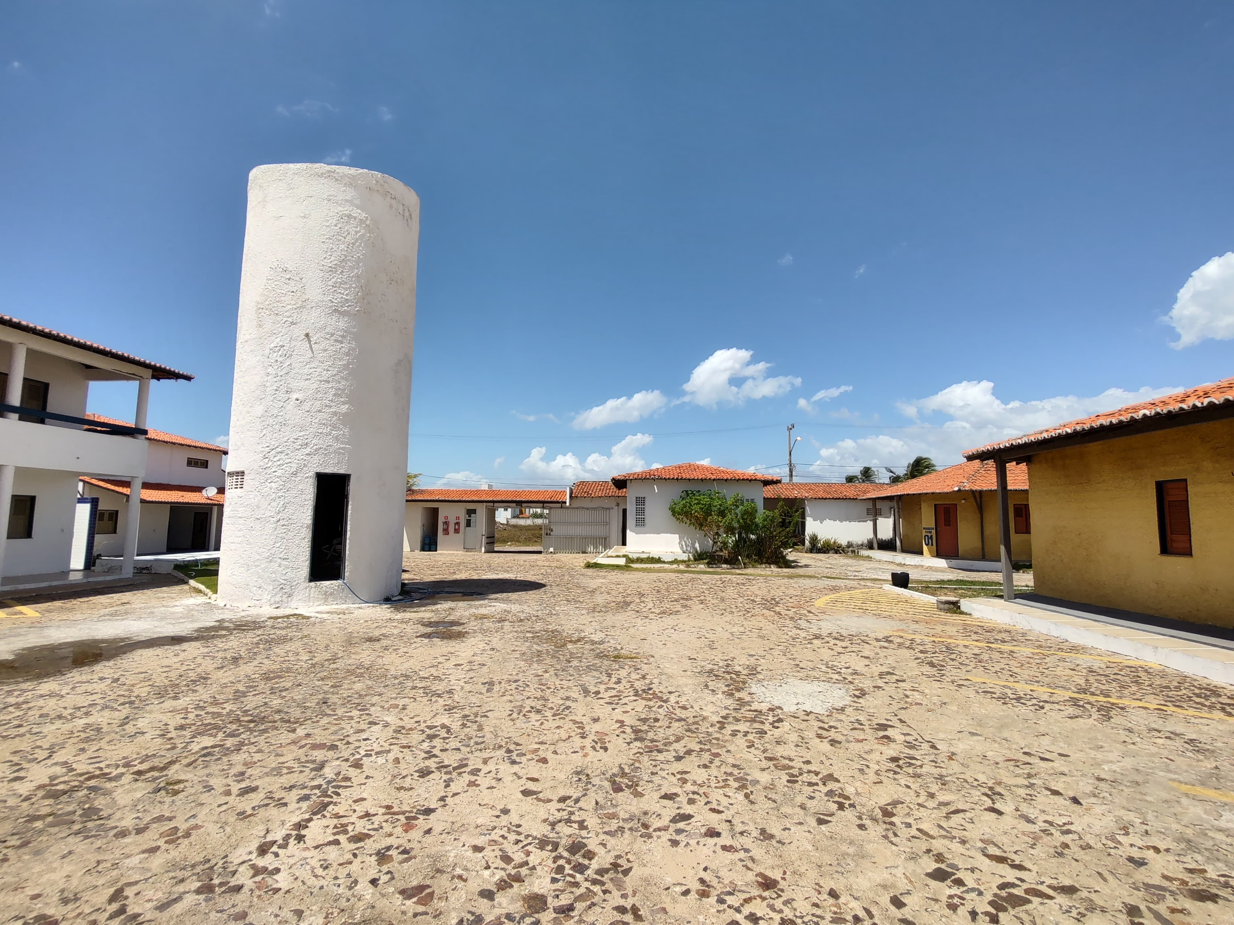 Estrutura de torre próxima aos alojamentos da colônia da ASALPI